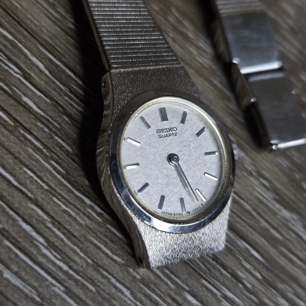 Seiko Watch Women 18mm Silver Dial Silver Tone Round 2Y00-0019 Read